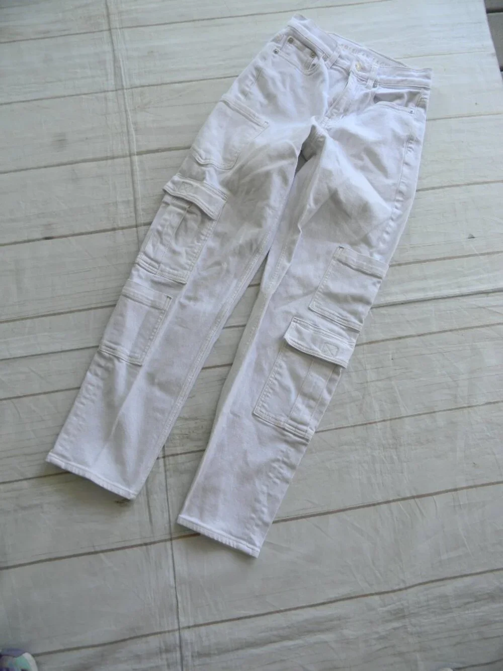 AMERICAN EAGLE OFF WHITE/BEIGE CARGO JEANS 000 SHORT